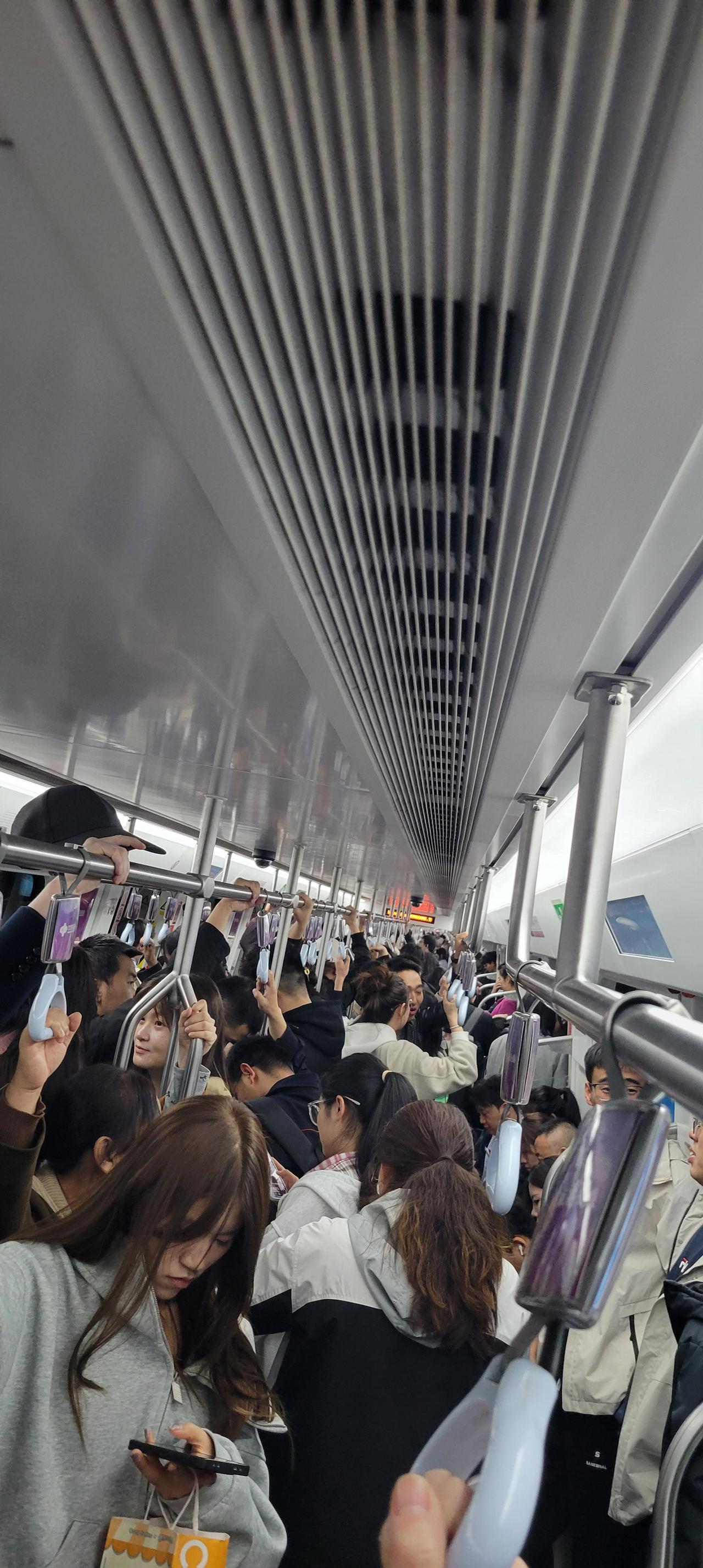 今天打卡兰州地铁一号线，地铁上非常拥挤，上座率很高，人满为患。由于一号线横贯东西