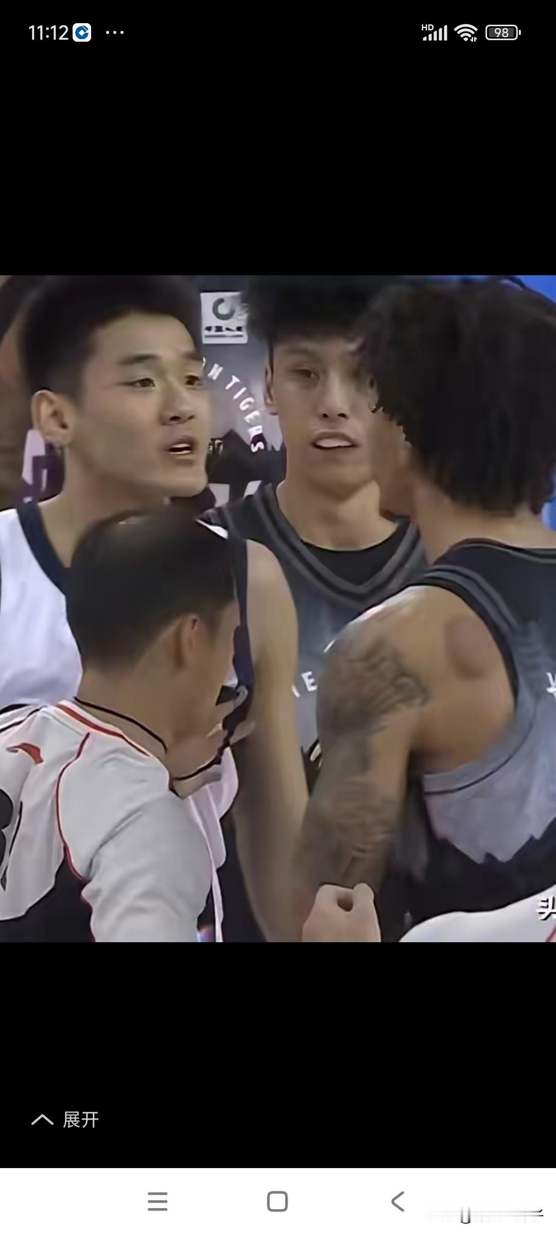 昨晚，广东男篮与吉林队又有不和谐一幕。王洪泽小小年纪，初生牛犊不学好。这又是要传