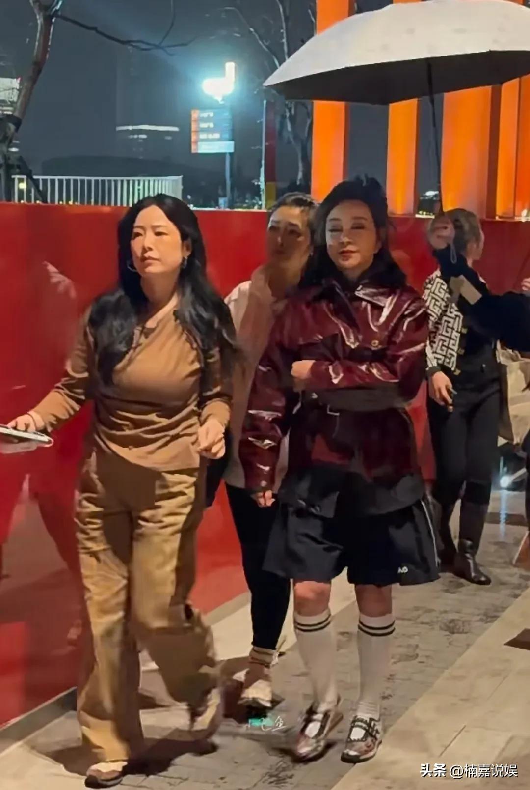 别人的七十几岁已经颐养天年，刘晓庆的七十几却还在娱乐圈“乘风破浪”，这张牙舞爪的