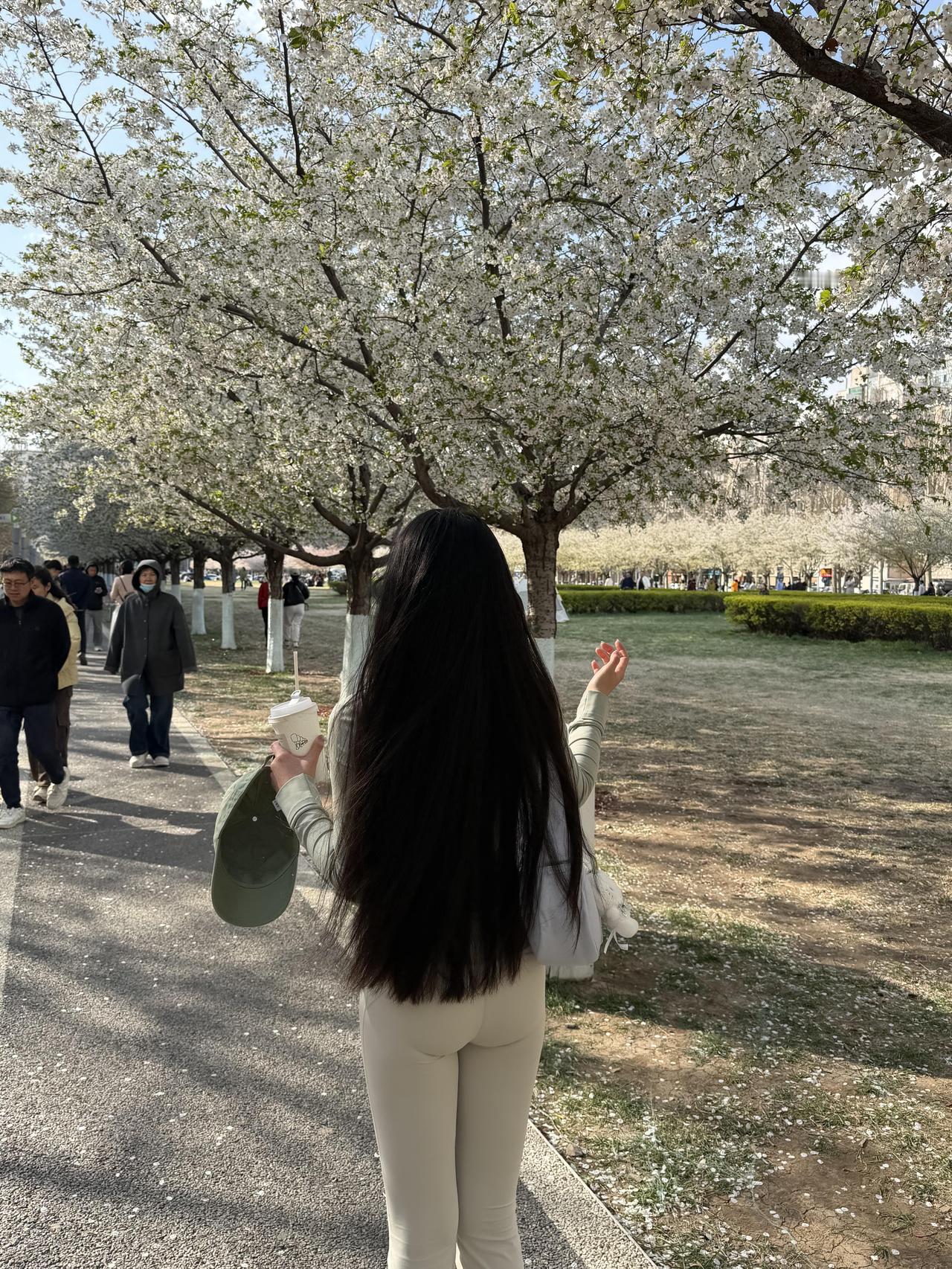 女人，
要多跟有钱的女人做朋友，
因为有钱的女人，

眼界不一样。
她跟你聊的不