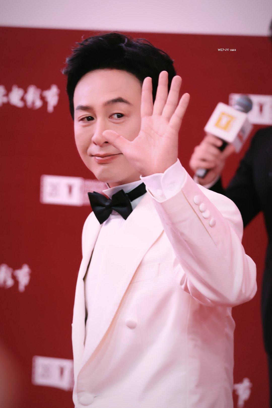 张颂文见义勇为获表彰近日韶关武江区召开见义勇为表彰大会，演员张颂文因去年凌晨街头