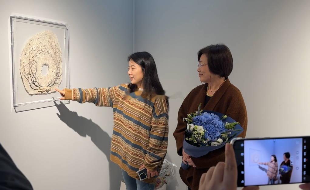 尚爱兰，蒋方舟的妈妈，娘儿俩长得还是比较像的蒋方舟几乎没受过学习的苦 ，蒋方舟发