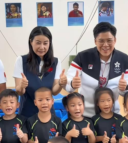 2025年12月25日，广州南沙街头，郭晶晶一家六口逛街时，孩子捧着刚买的蜜雪冰