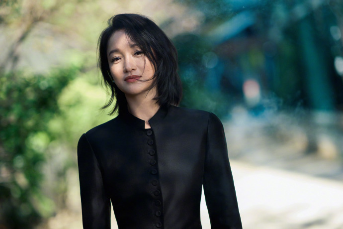 周迅新片釜山电影节首映别人走红毯：用力。周迅走釜山首映：素净一穿，端庄一站，松弛
