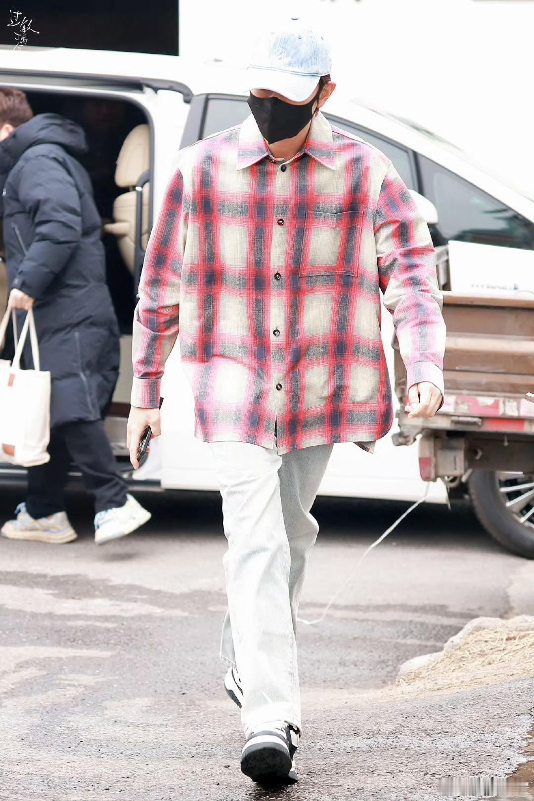 丁禹兮是不是没带冬天的衣服  丁禹兮撞色格子衬衫造型 随风飞舞的格子衬衫与后面工
