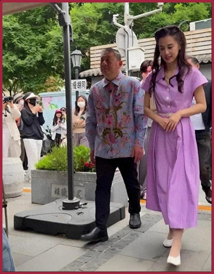 42岁的黄圣依离婚后美出新高度，北京胡同穿紫裙被偶遇，网友直呼比电视上还惊艳 