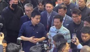 雷军到理想展台看全新理想L9 2026北京车展首日，雷军与李想互访展台。雷军观看