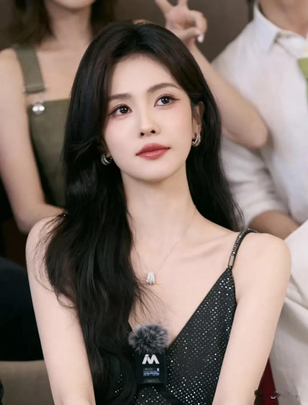 白鹿长得确实好看，Q弹的脸蛋，皮肤贼好，笑起来很萌，冷脸的时候又很飒。

身材更