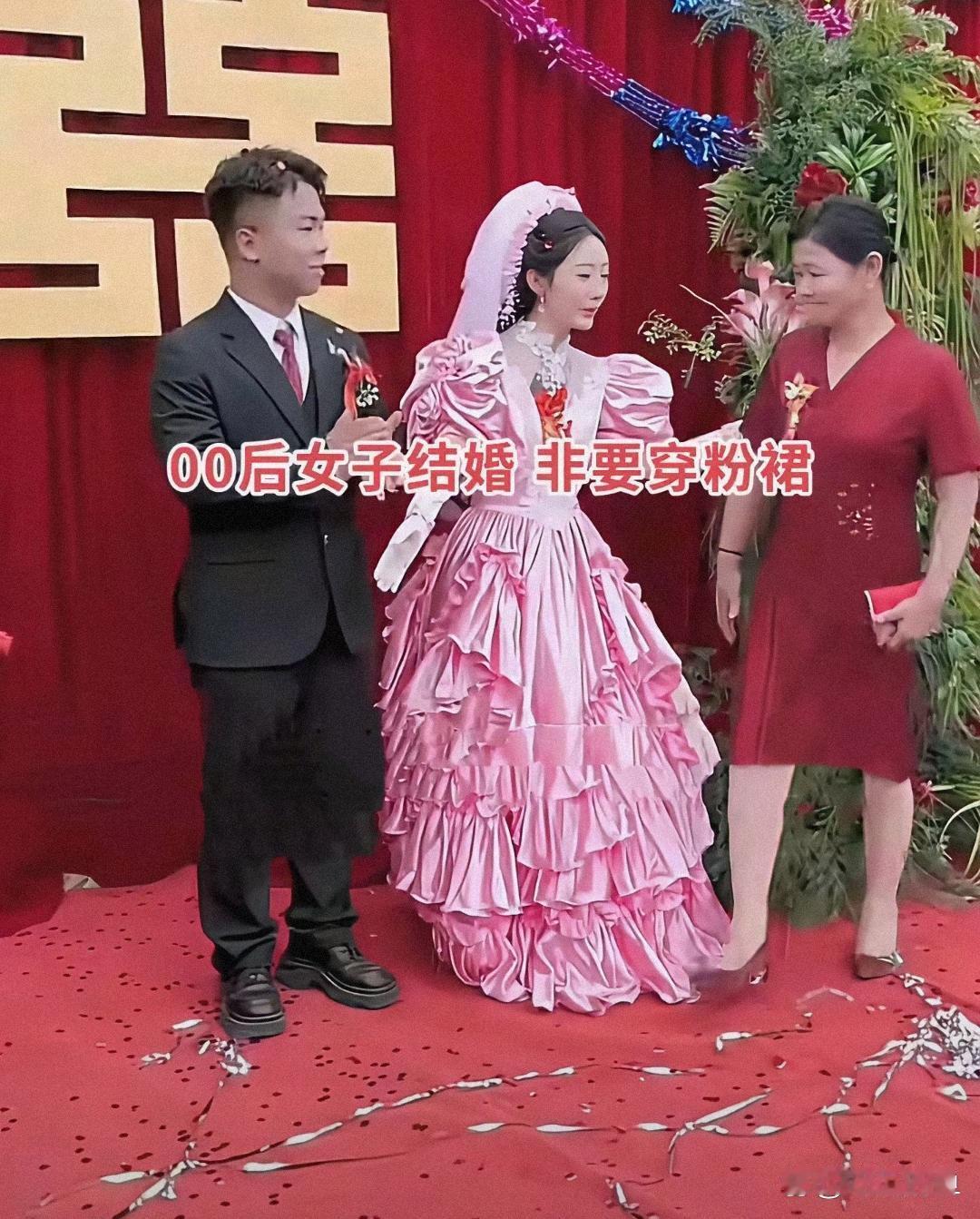 见识少了，头一次见这样的婚服 ​​​