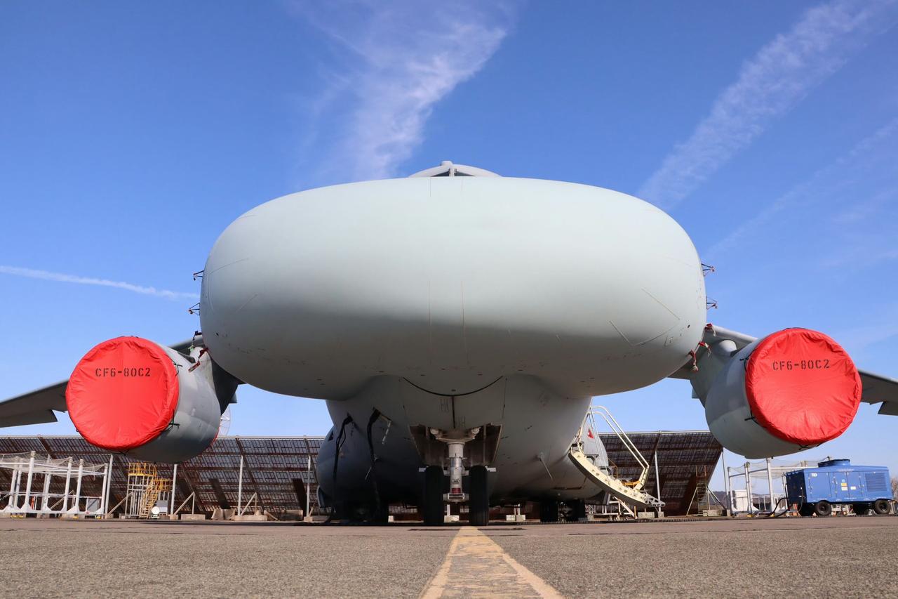 没有最丑，只有更丑，日本以C-1和C-2为基础研发的电子战飞机。
机头的大鼻子里