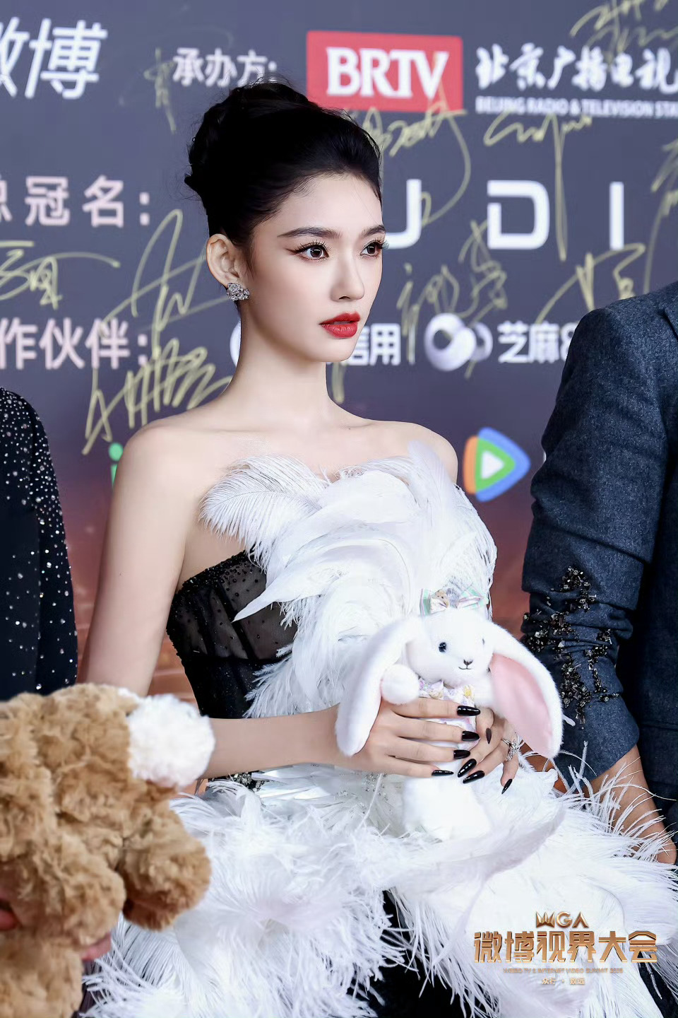 恭喜林允🎉！！期待大美女未来获得更多的奖项[赢牛奶] ​​​