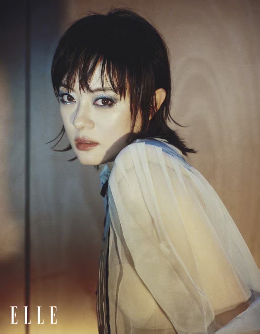 孙俪眨眼就是一场流星雨 孙俪这双眼睛也太会了！蓝色细闪眼妆清透又高级，不夸张却足