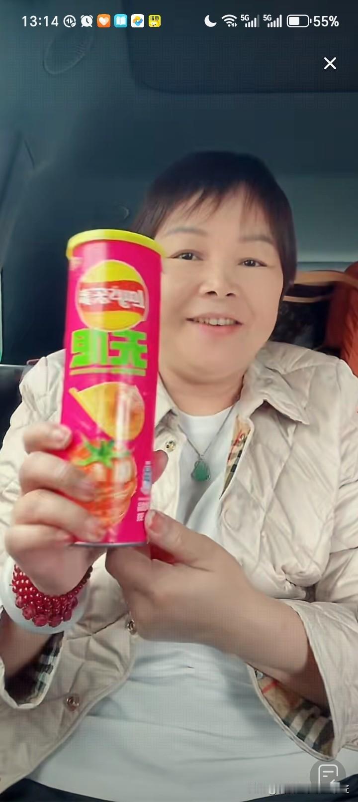 有父母托举的孩子有底气。
叶锐聪父母千里送子到校。
叶锐聪父母轮流开车进川，把叶