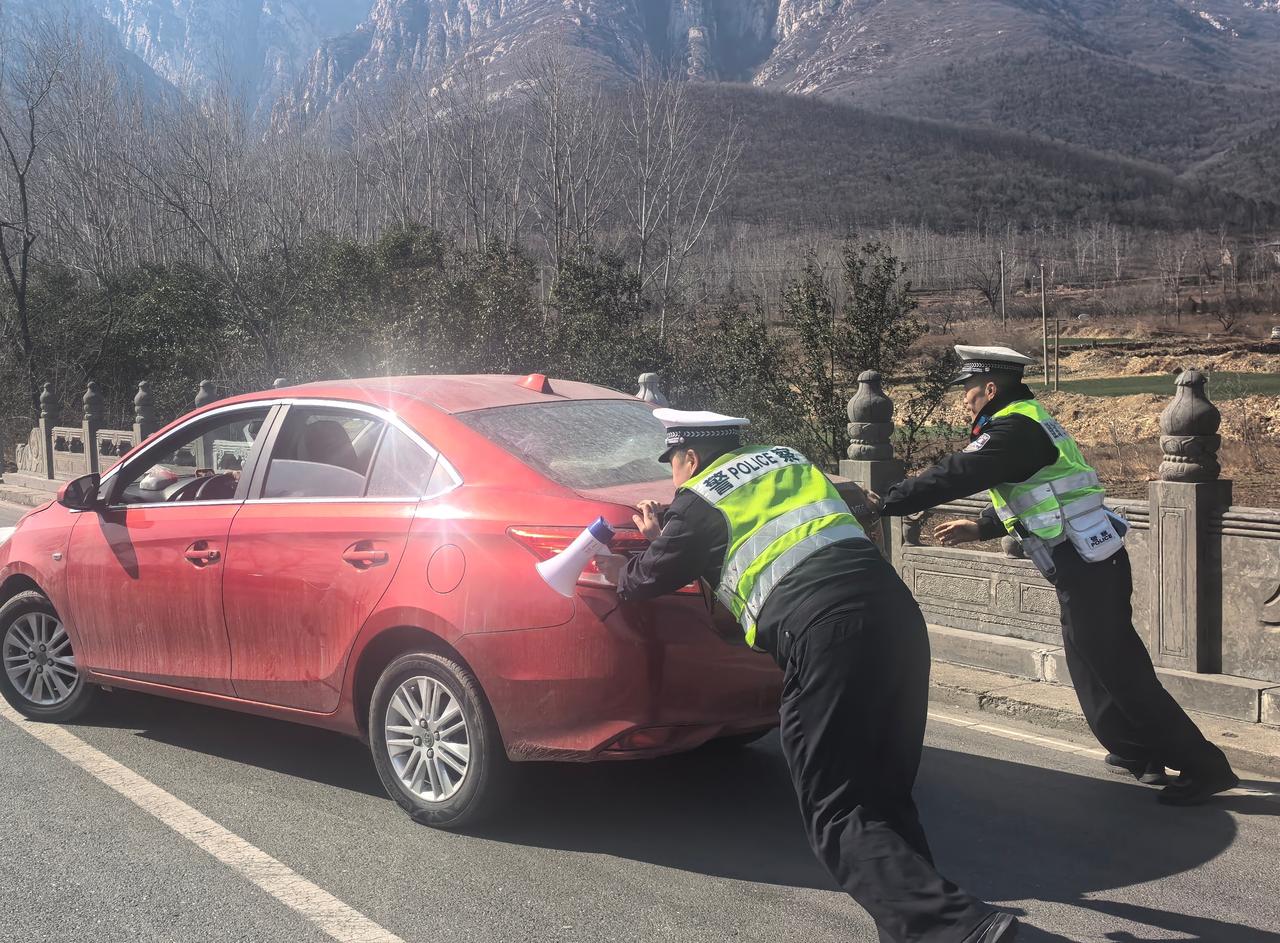 【车辆景区抛锚，交警及时相助保畅通】2月18日中午，登封交警在少林景区执勤时，一