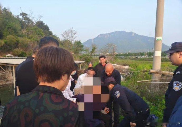 老人三轮车侧翻水沟临海警民联手救援暖心一幕在临海上演，80岁老人余大爷因操作不当