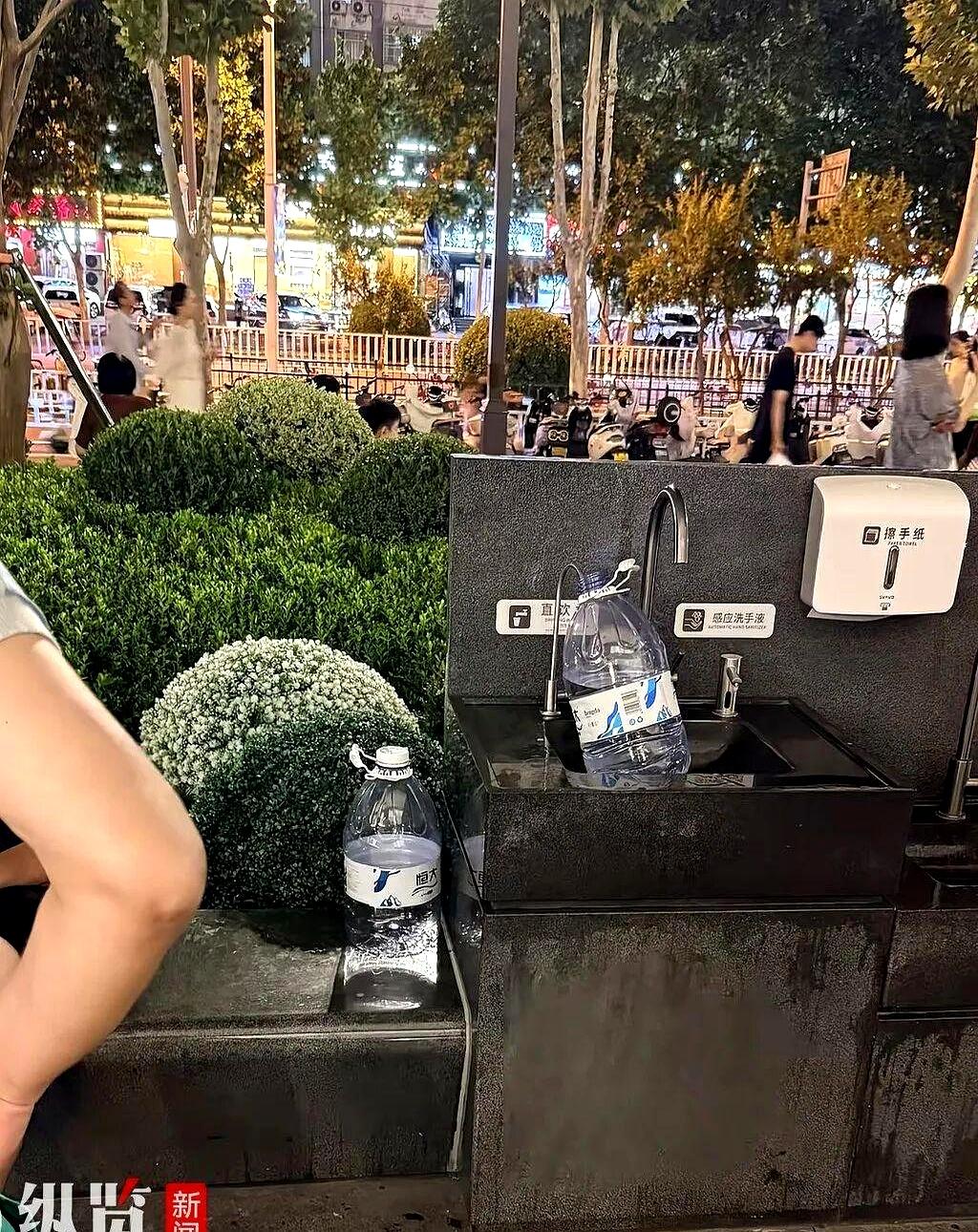 胖东来的免费直饮水，硬生生被个别人当成了自家水龙头，提着大号矿泉水桶去“进货”，