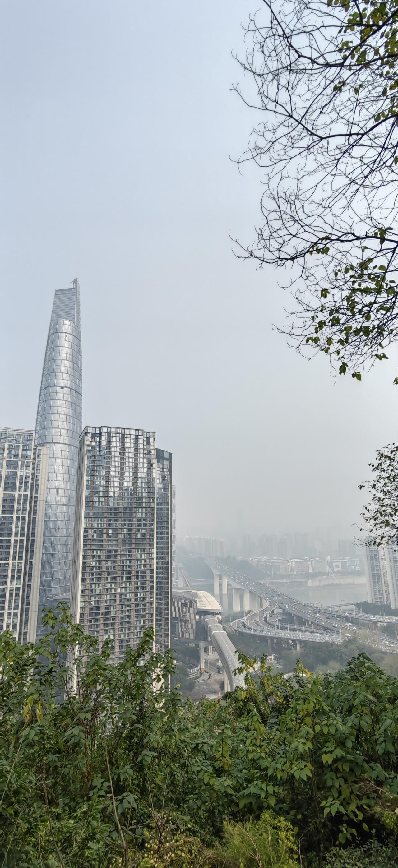 爱在高楼间飞扬
📍上海 
经过半山崖步道，一路电梯来到印象城
这条路线对于想爬