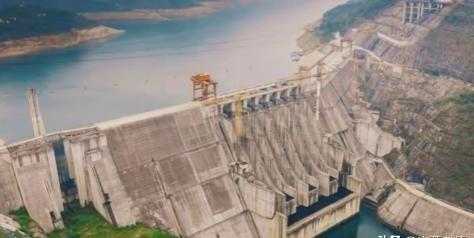 美国记者曾问金一南：“如果把中国2000亿的三峡大坝炸了，中国会怎么办？”金一南