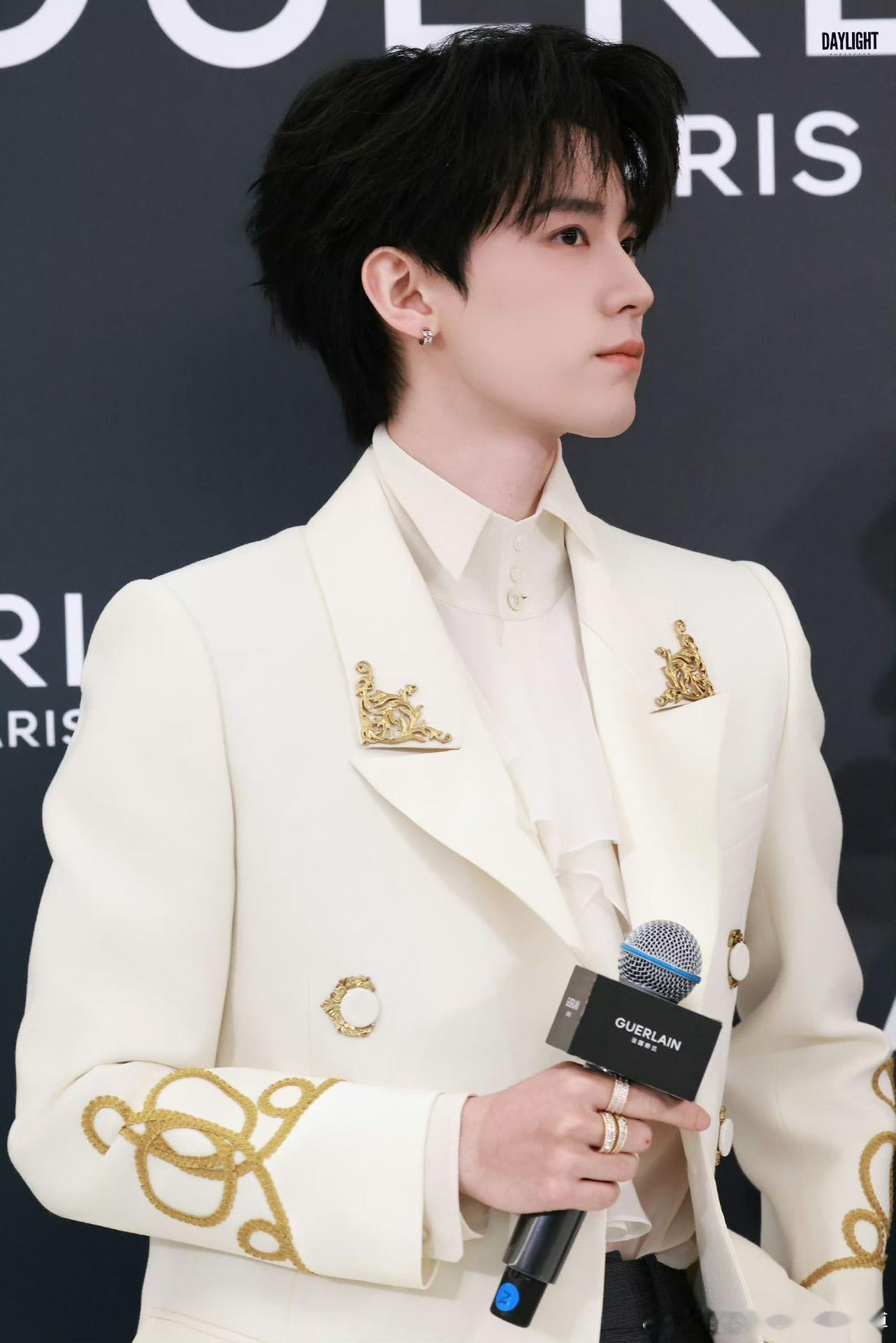 周翊然周翊然沈阳线下活动状态周翊然鎏金白西装造型 鎏金白西装搭白耳钉，周翊然沈阳