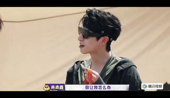 被朱志鑫这么夸很难不变翘嘴朱志鑫这小伙子这张嘴简直也太行了，毕竟小嘴一张就是开启