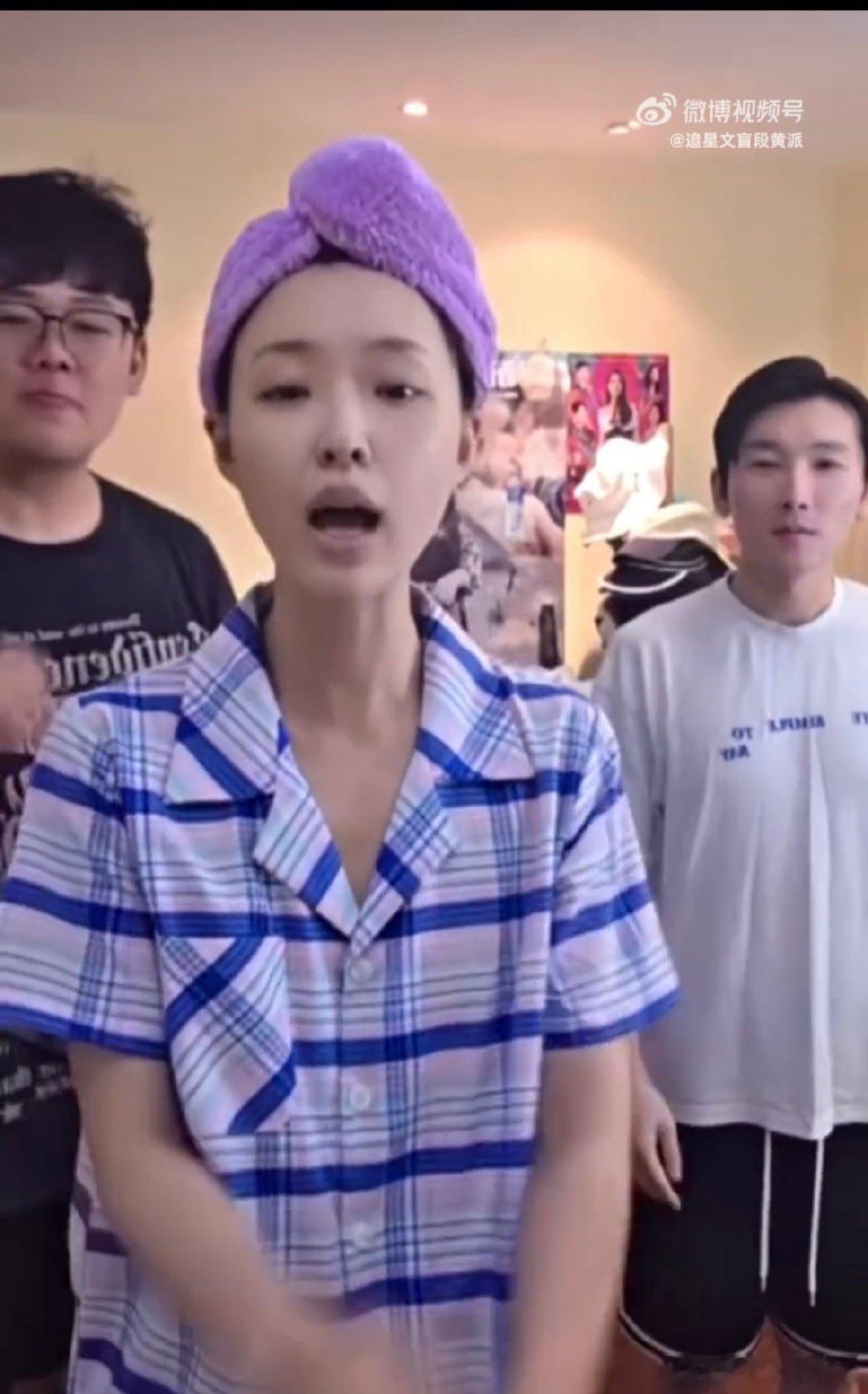 管乐抽象直播我家那闺女 管乐这抽象直播绝了！收拾屋还大声问蟑螂，笑疯！ ​​​