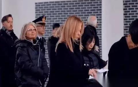 意大利总理梅洛尼，绕着中国跑了一大圈，把最精彩的一出戏，留在了1月19号。
她在