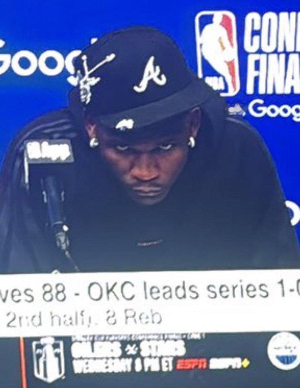 NBA Memes晒爱德华兹发布会“死亡之瞳”：雷霆G2有麻烦了。雷霆1比0森林