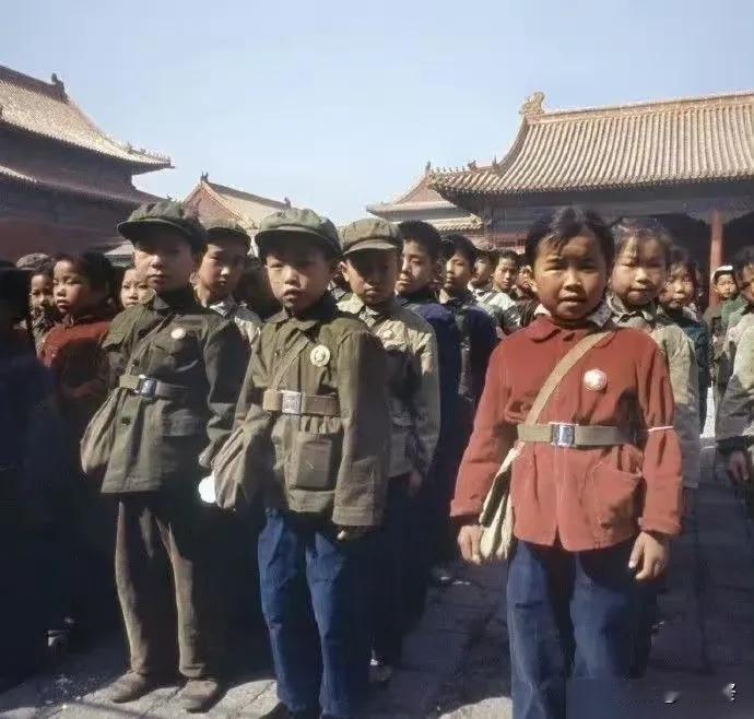 1971年，北京的小学生春游。#老北京照# #七十年代的人们#