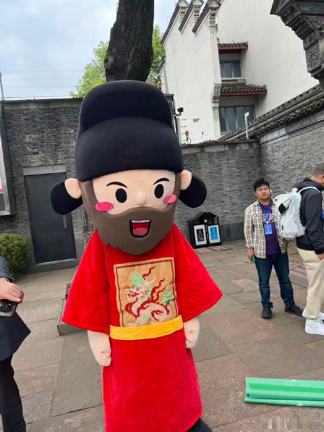 强信心看宁波 5月8日，来自大连、青岛、厦门、深圳、北海的网络大V走进天一阁天一