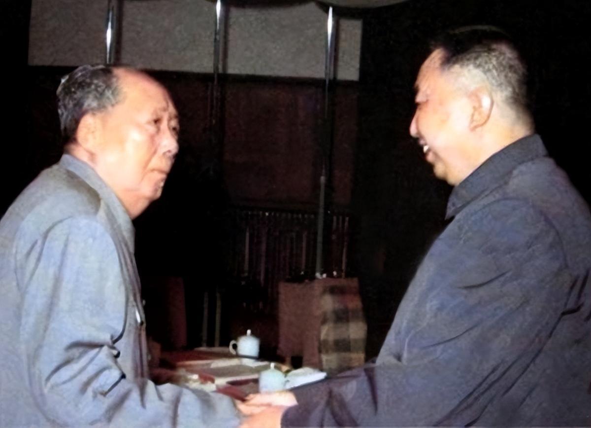 提起华老，大家脑子里蹦出来的第一个词往往是“老实人”。但如果你真把他当成只会听话