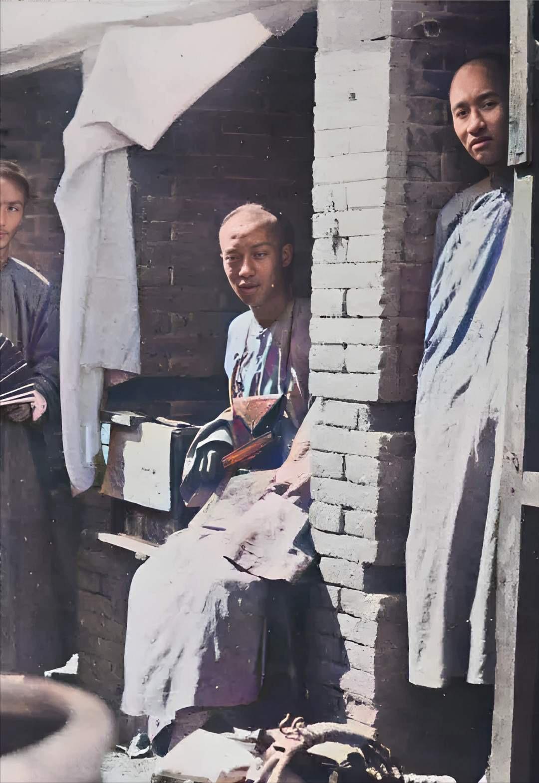 电视剧《雍正王朝》李绂买到了考题为什么不立刻上报雍正？

科举出题是件难事。
