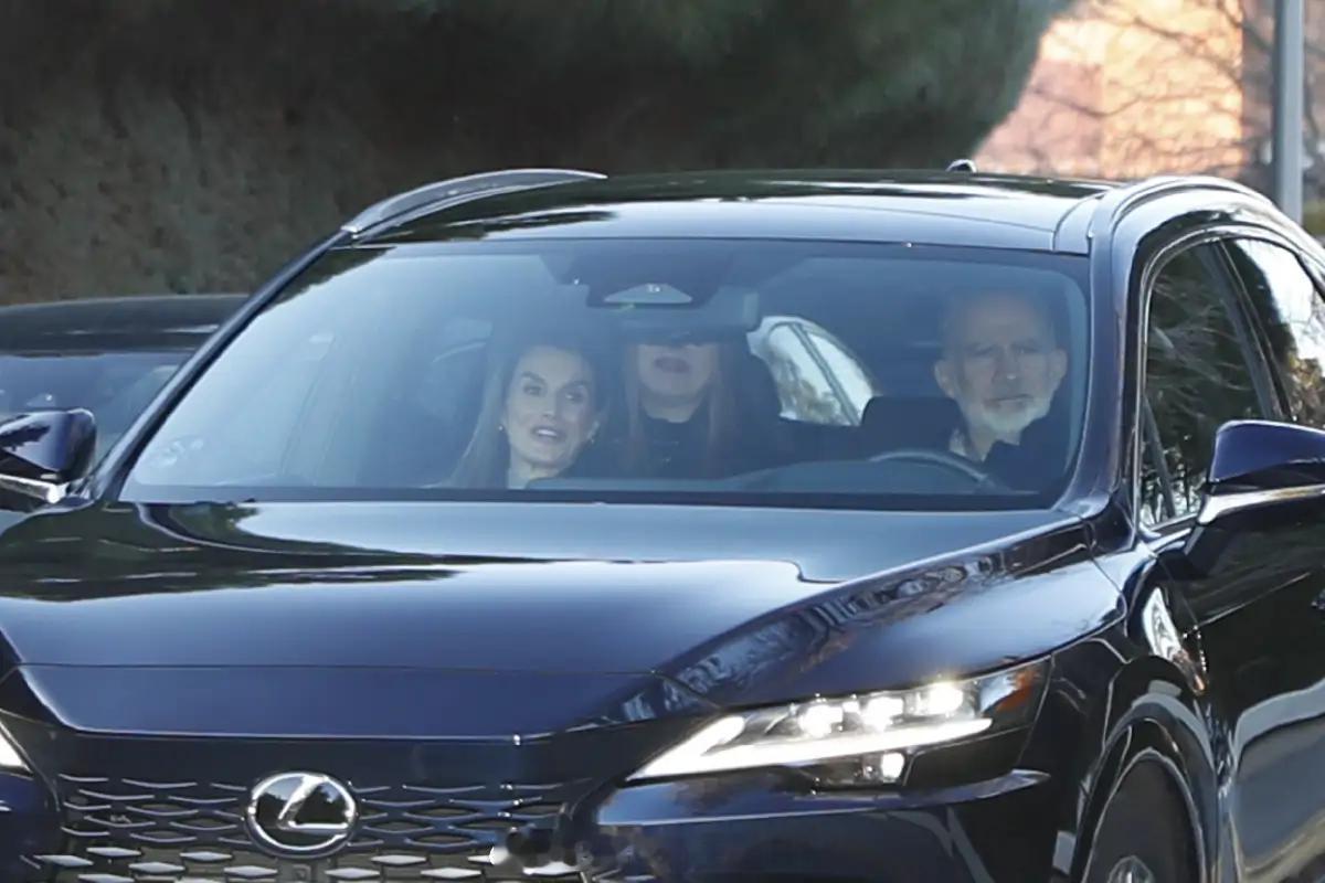 昨天马德里皇宫的军事仪式结束后，一家四口遵循传统去外公家过三王节，外婆帕罗玛（图