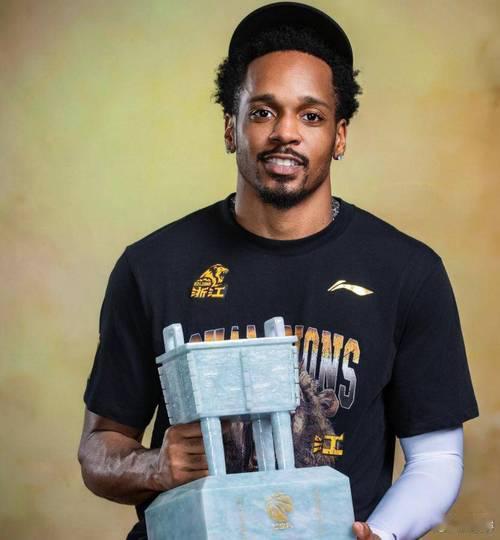 下半场狂轰35分，厉害是顶顶级的厉害，但是最大落后30分的坑实在太大了。常规赛赛