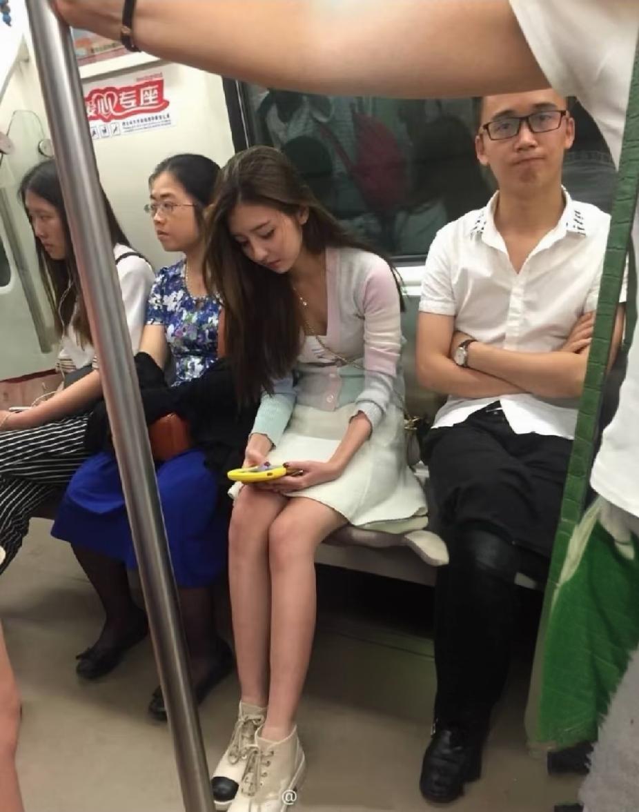 不得不说，真佩服这小伙子的定力！这么漂亮的美女坐在身边，竟然能做到瞄都不带瞄一眼