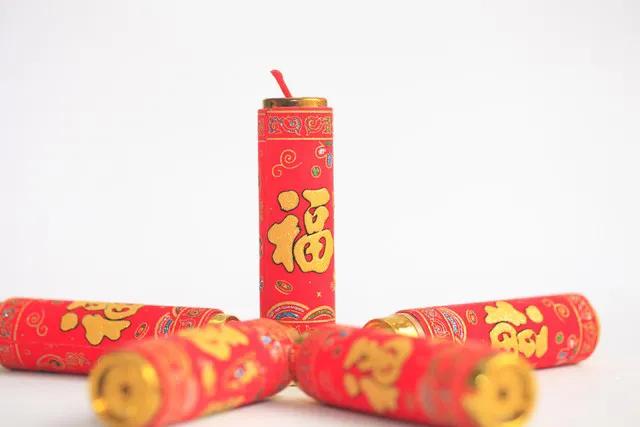 儿时兜里没有钱，
总是盼着快过年。
能穿新衣放鞭炮，
喜吃糖果可尝鲜。