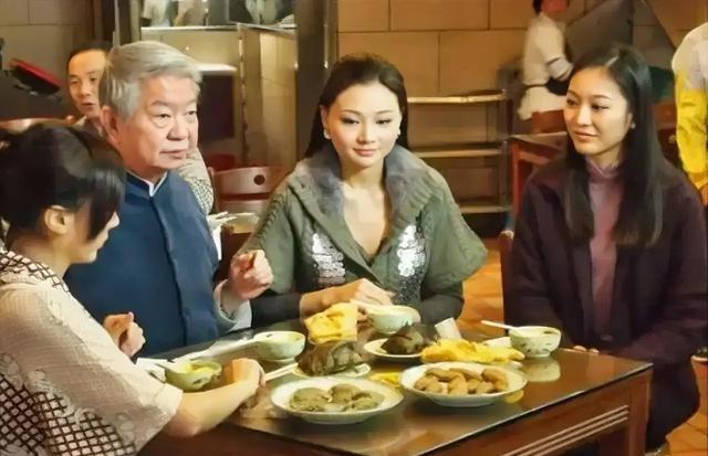 香港“风流才子”蔡澜有句让人醒悟的话：“在富人眼里，女人显得廉价；在穷人面前，女