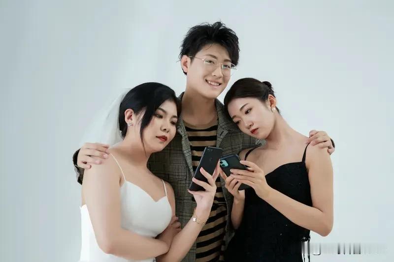 结了婚的异性之间有单纯的友谊吗? 结了婚的异性之间有单纯的友谊吗？我觉得这事不能