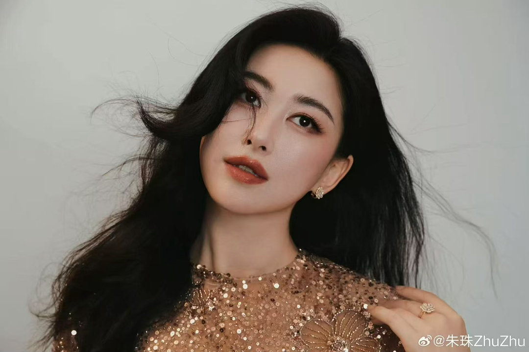 朱珠朱珠好绝的妈咪气质朱珠的妈咪气质太绝了，既有优雅从容的一面，又有对孩子细致入