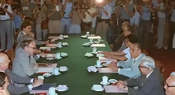 1982 年马岛战争胜利后，撒切尔夫人携战胜阿根廷的威势来华谈判香港问题，试图以