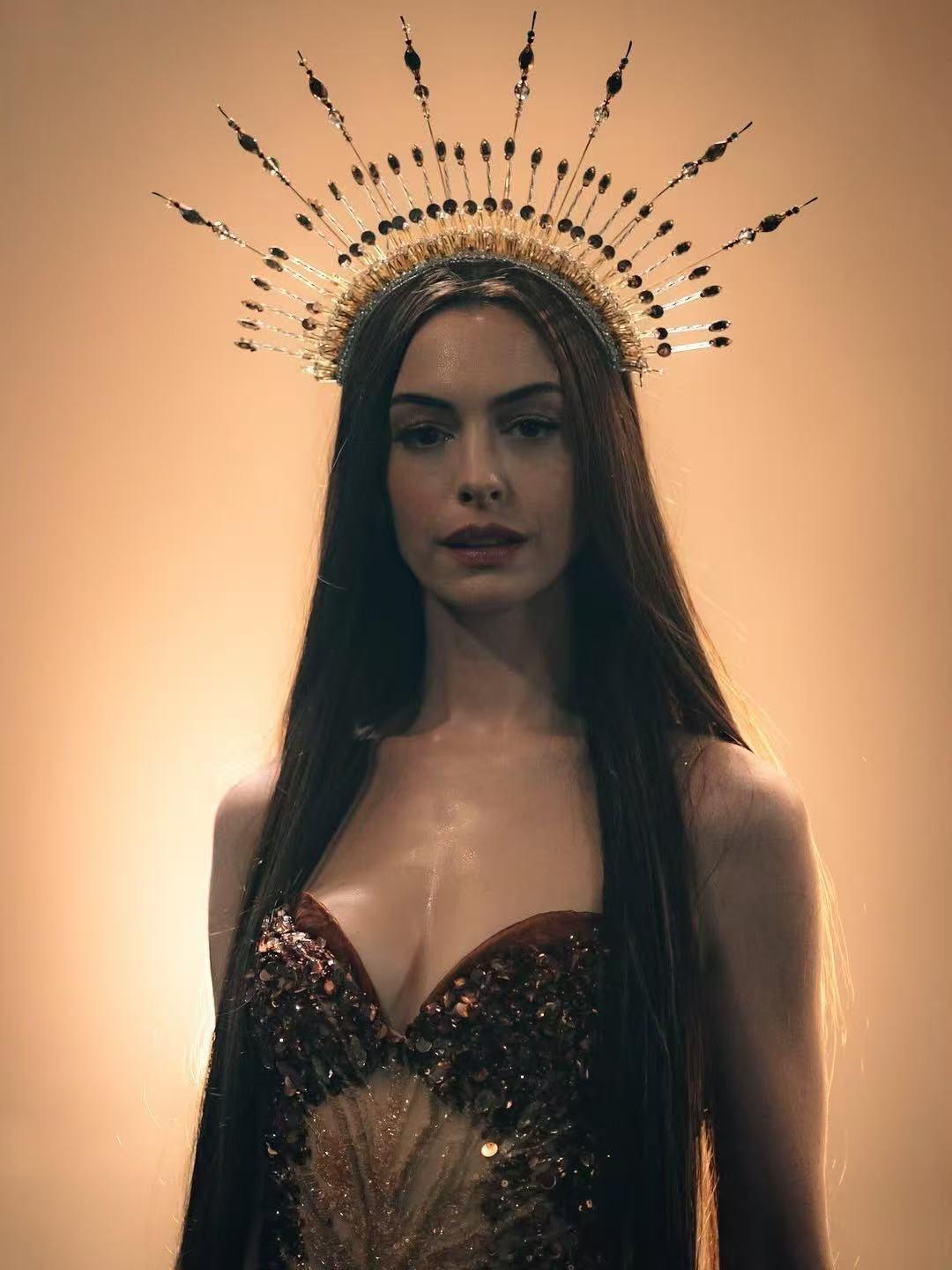 安妮·海瑟薇和安雅·泰勒-乔伊撞造型了。这事儿搁时尚圈，比撞衫还尴尬。
你仔细看