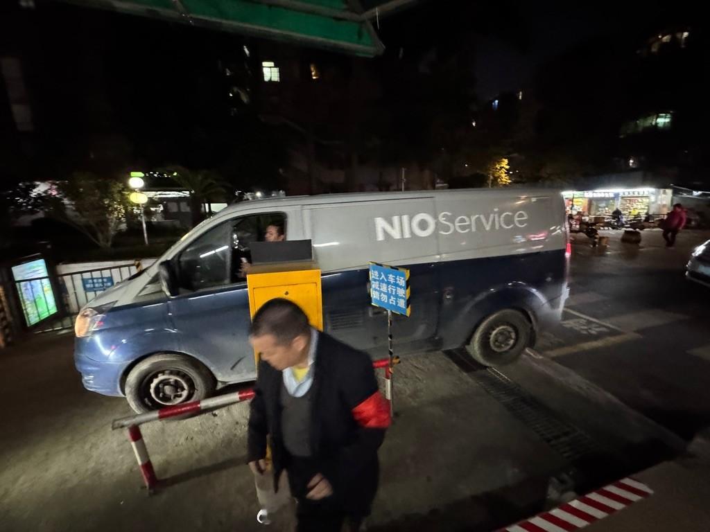 大晚上看到一台蔚来奶妈车杀进车库。是哪位幸运儿，可以人在家中躺，车被悄悄救？ 