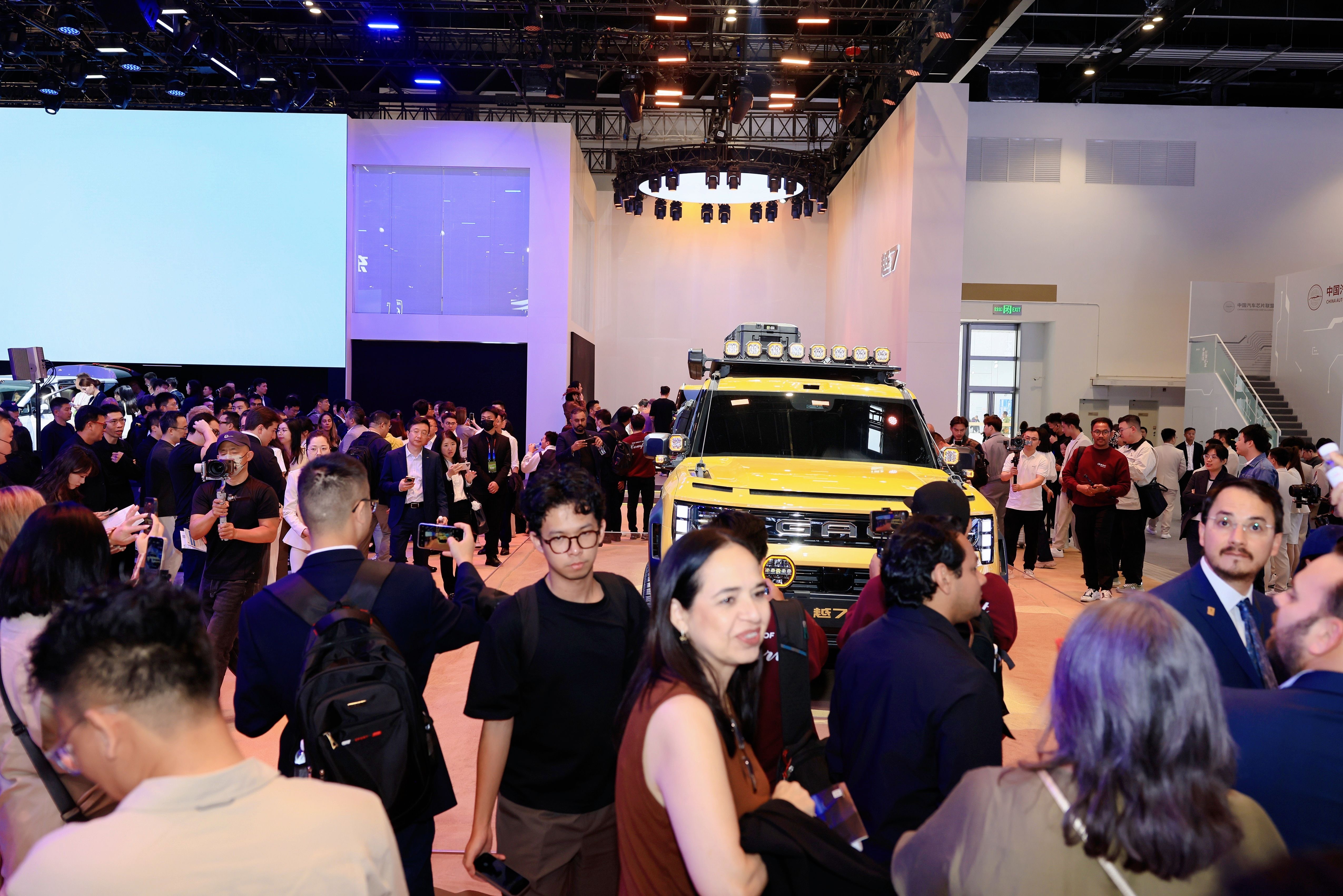 本次北京车展之行，广汽传祺越7给我留下了很深的印象。这台车看的人很多，标志性的方