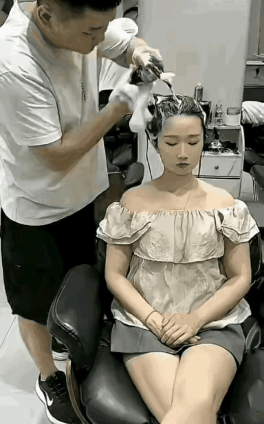 女子向大家倾诉说，她昨天去洗头，她感觉这男师傅，有点是故意调戏她？
她说男师傅洗