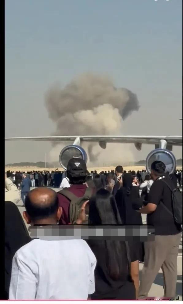 印度人的天塌了！自己吹的光辉战机掉下来了，其实这也是事先有原因的，漏油了还开天上