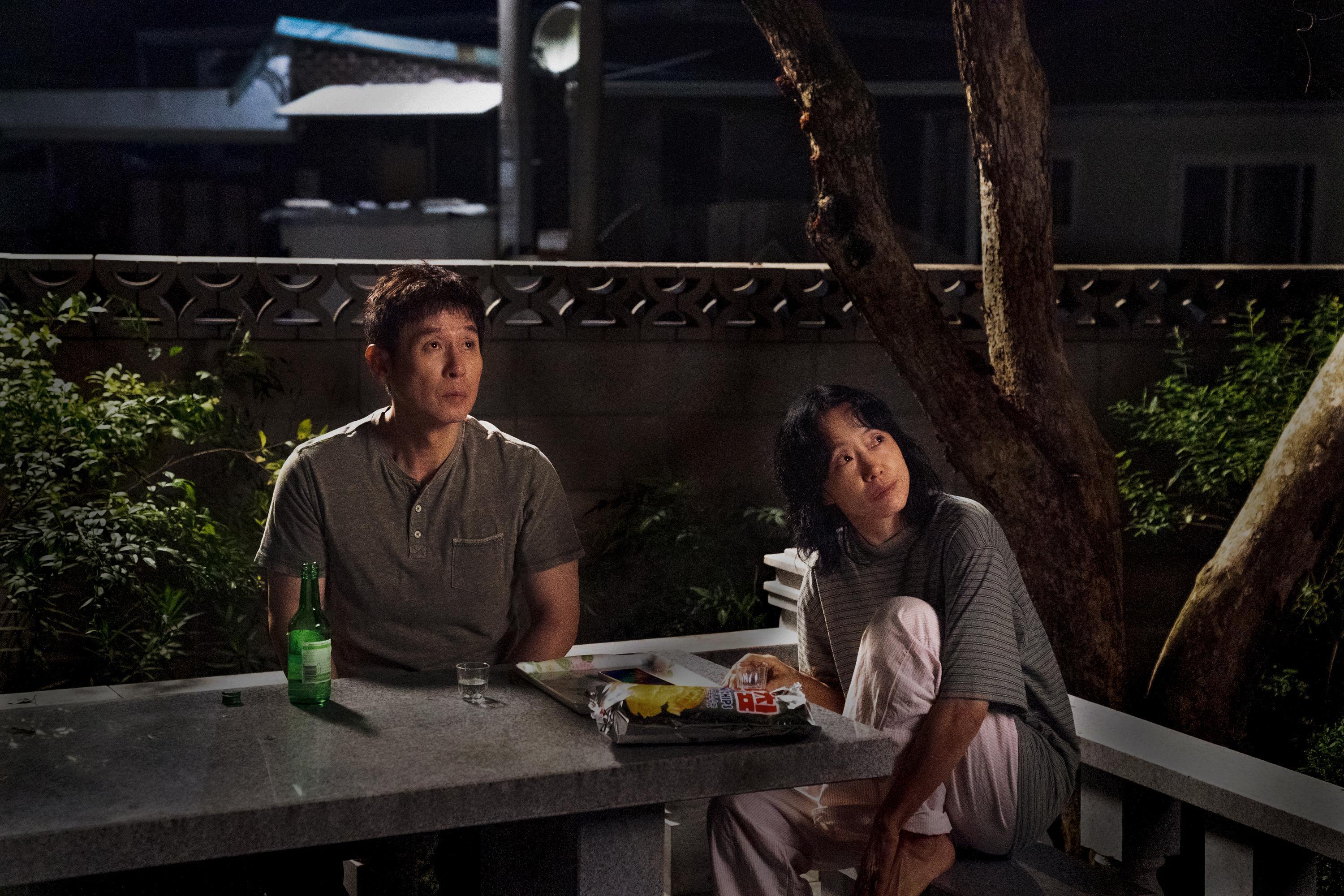 李沧东新作《可能的爱情》释出一组新剧照。本片入围威尼斯电影节主竞赛单元，全度妍、