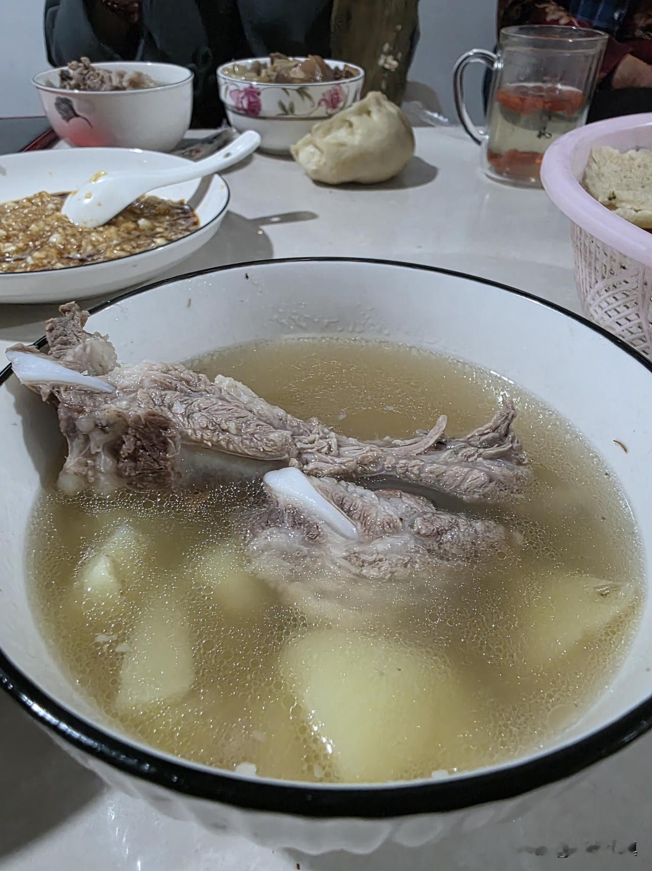 这样的晚饭太养人了，老母亲的胃口好起来……

鲜土豆炖排骨，鲜芸豆炖五花肉，鲜大