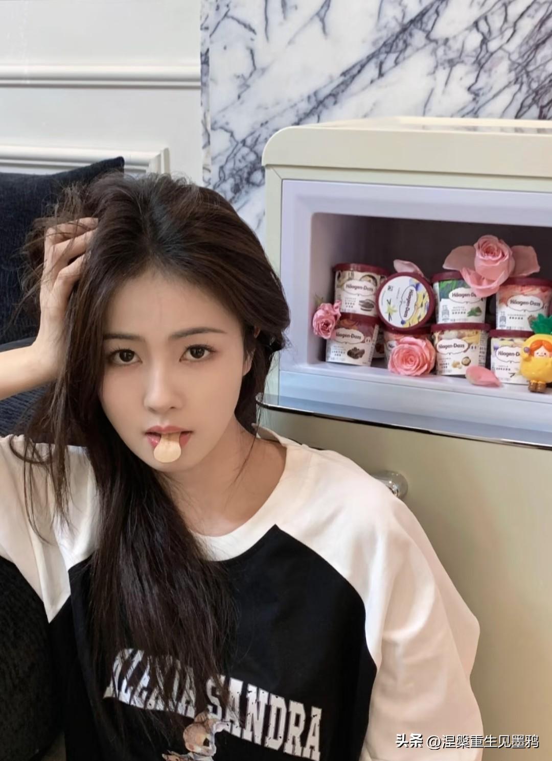 白鹿复古小冰箱放满的冰激凌
白鹿正坐在沙发旁，一手拿着哈根达斯冰淇淋杯，一手用木