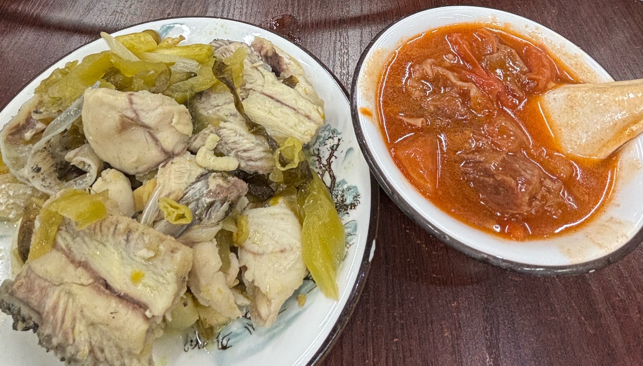 我小小的同事不停给夹菜 并捏了捏我的脸说好可爱我说我饱了 真的不是减肥 ​​​