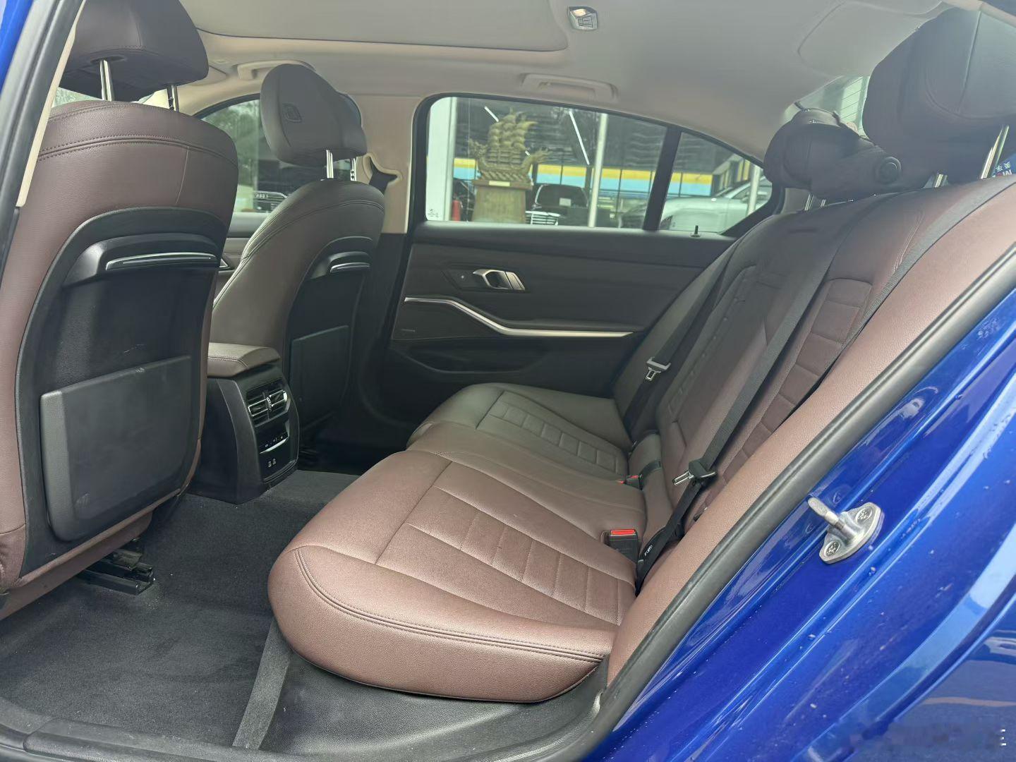 收了一台公里数有点大 但是车况跟成色还有版本都很好的325Li 耀夜 不知道你们