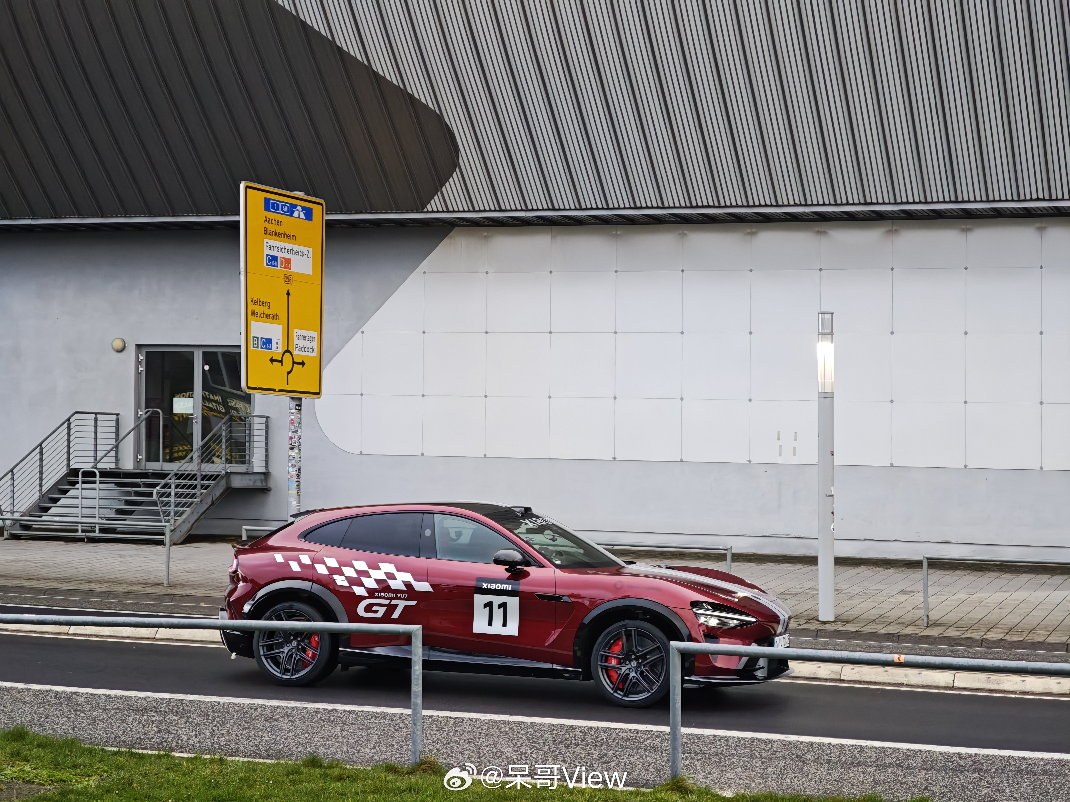 在纽北这种绿色地狱，来了一抹中国红。小米YU7GT这个红色浓郁不张扬，沉稳又带劲